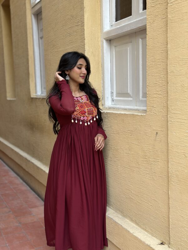 Naqsh -01- Mehroon Naqsh - Image 2